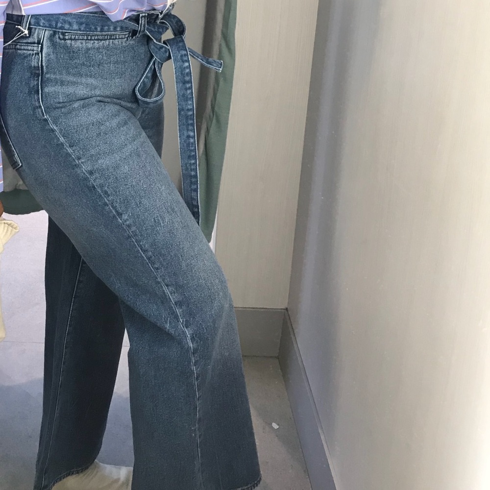 Wide leg denim pants, ankle length.